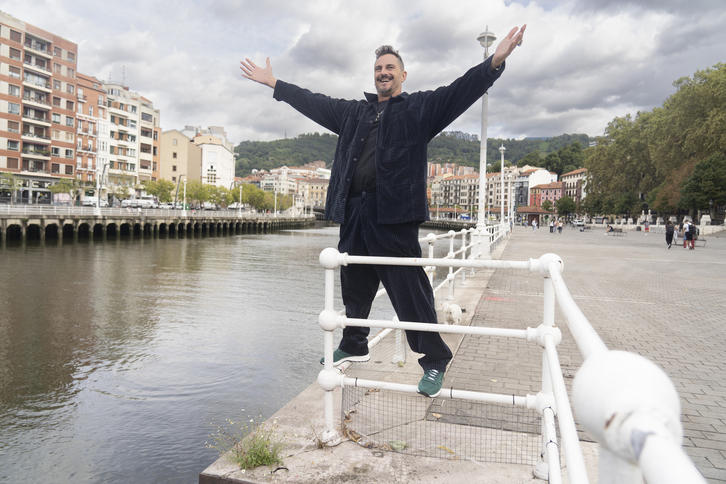 Asier Etxeandia y su perra, posan a lo ‘Titanic’ en la ría.