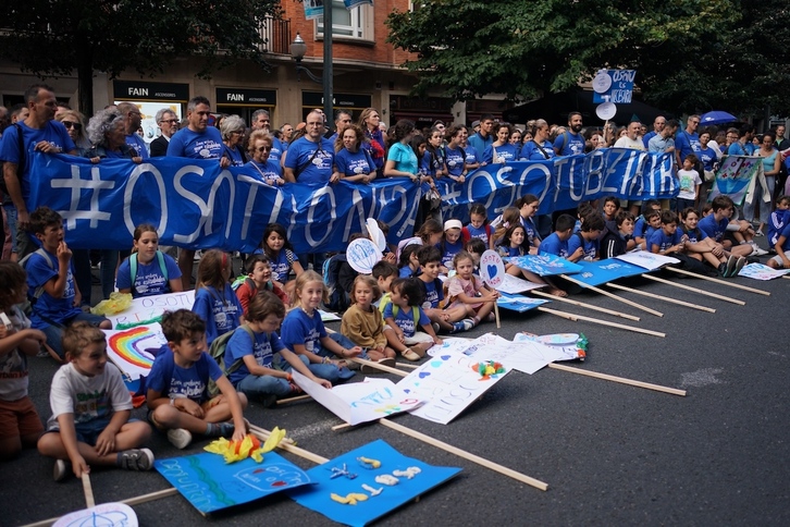 Protesta de las familias de Osotu Lanbarri ante la sede de Lakua, este lunes.