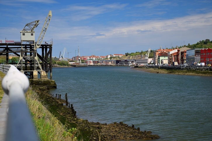 Imagen de archivo de la ría a su paso por Barakaldo.