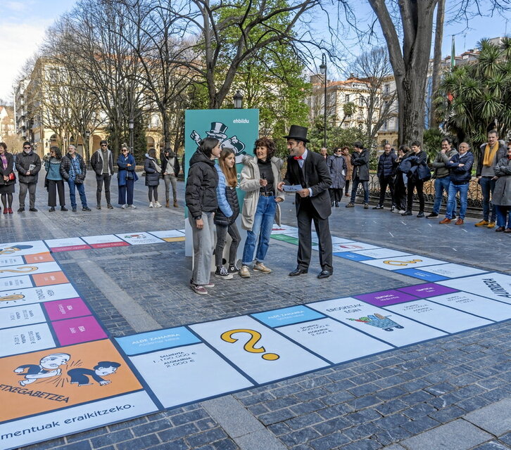 Acción de denuncia de los precios de la vivienda realizada por EH Bildu en Donostia.