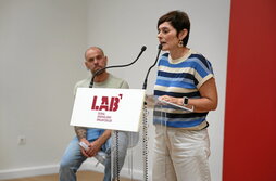 Garbiñe Aranburu interviene ante la prensa ante la atenta mirada de Endika Pérez.
