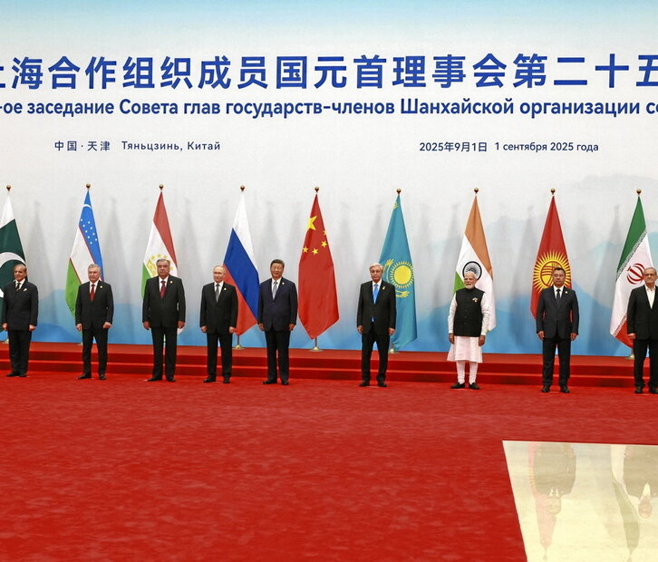 Putin y Xi, cuarto y quinto por la izquierda; y Modi, tercero por la derecha.