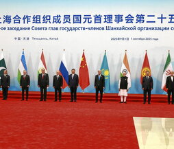 Putin y Xi, cuarto y quinto por la izquierda; y Modi, tercero por la derecha.