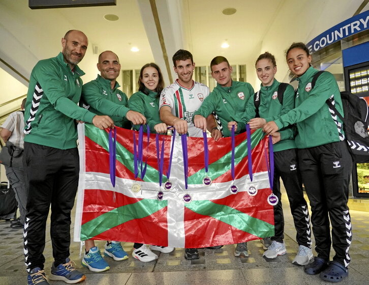 Euskal selekzioari Loiuko aireportuan eginiko ongietorria.