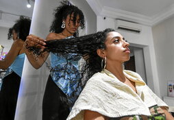 Emakume kizkurdun bat, Tunisiako ile-apaindegi batean.