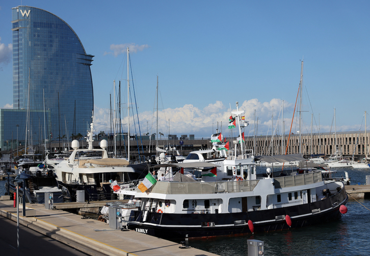 Algunos de los barcos de la flotilla, atracados en el puerto de Barcelona.