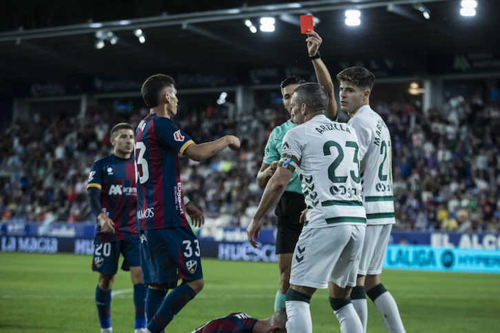El árbitro muestra la roja a Arbilla tras su inexplicable acción.