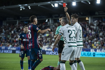 El árbitro muestra la roja a Arbilla tras su inexplicable acción.