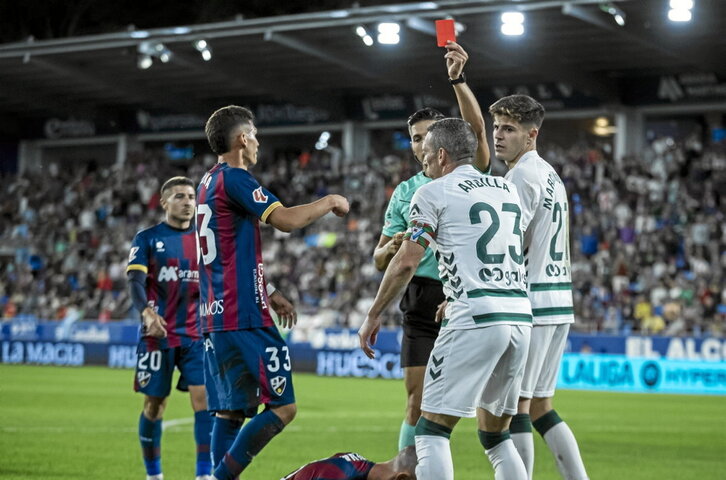 El árbitro muestra la roja a Arbilla después de que el capitán agarrara a Sielva por el cuello.