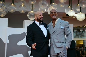 El exluchador Mark Kerr y el actor Dwayne Johnson, este lunes en Venecia.