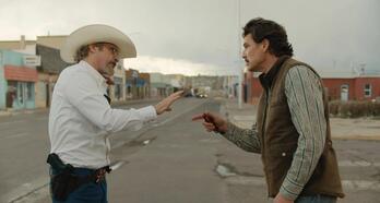 Joaquin Phoenix y Pedro Pascal en un momento de 'Eddington'