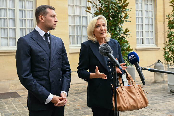 Marine Le Pen, junto a Jordan Bardella, atendiendo a los medios de comunicación.