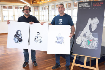 Eneko Gerrikabeitia eta Ibon Meñika, Maitane Azurmendiren obrak eskuetan dituztela.