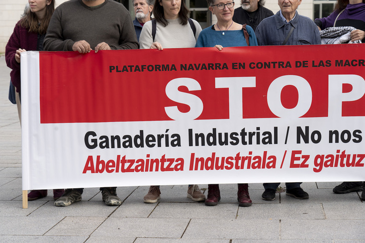 La Plataforma Navarra contra las Macrogranjas se ha concentrado ante el Palacio de Justicia antes del inicio de la visita.