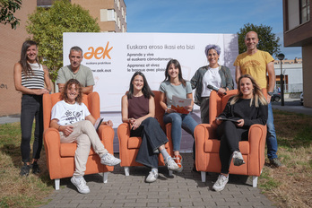 AEK ha presentado su campaña de matriculación para estudiar euskara cómodamente. De ahí la imagen del sofá.