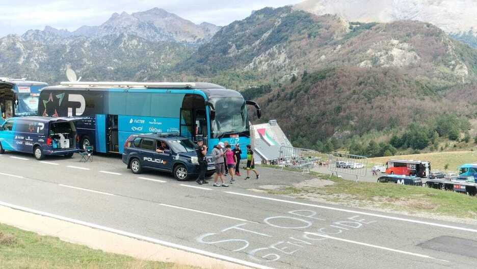 Belaguako portuan, Angel Oloron aterpetxearen ondoan.