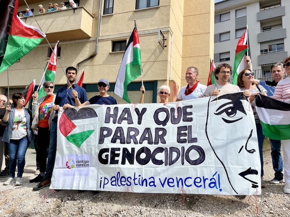 Contigo Zurekin alderdiko kideek ere bat egin dute genozidioaren aurka.