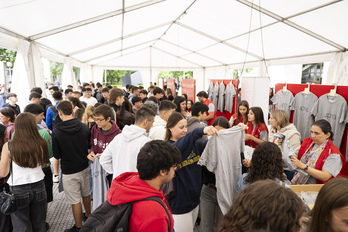 Alumnas y alumnos en la jornada de hoy en la UPNA.