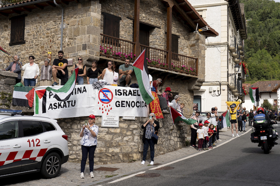 Genozidioaren aurkako pankartak Izaban.