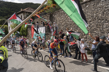 Txirrindulariak palestinar banderen artean igaro dira Izaban.