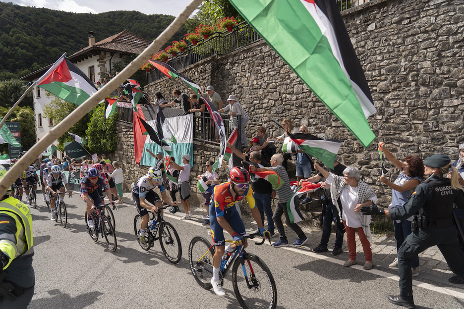 Txirrindulariak palestinar banderen artean igaro dira Izaban.