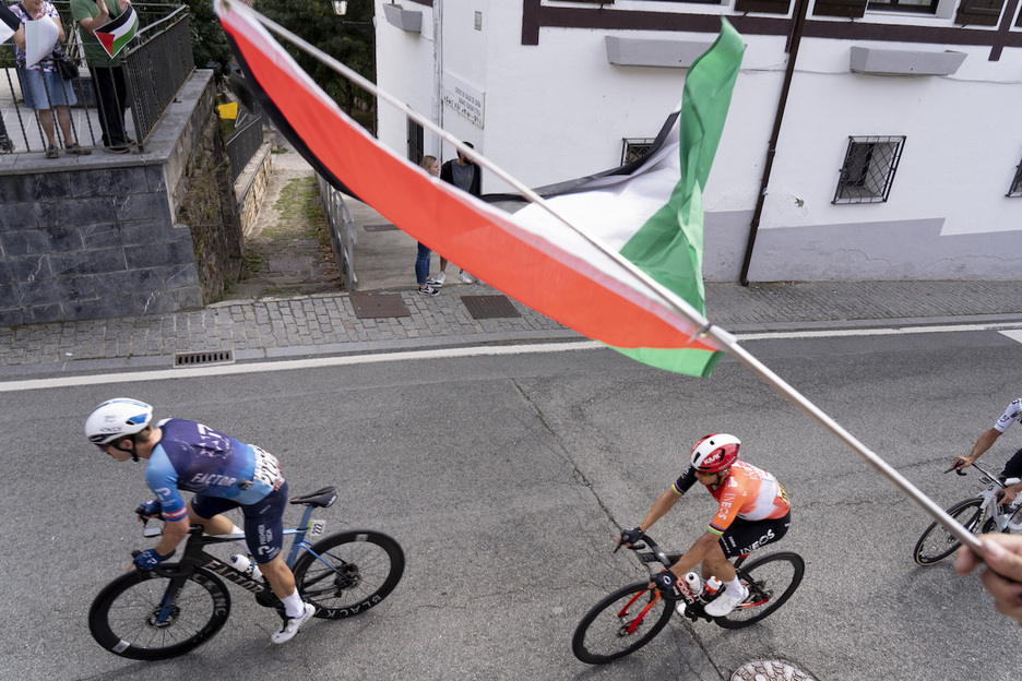 Israelgo taldeko txirrindularietako bat, Izabatik igarotzean.