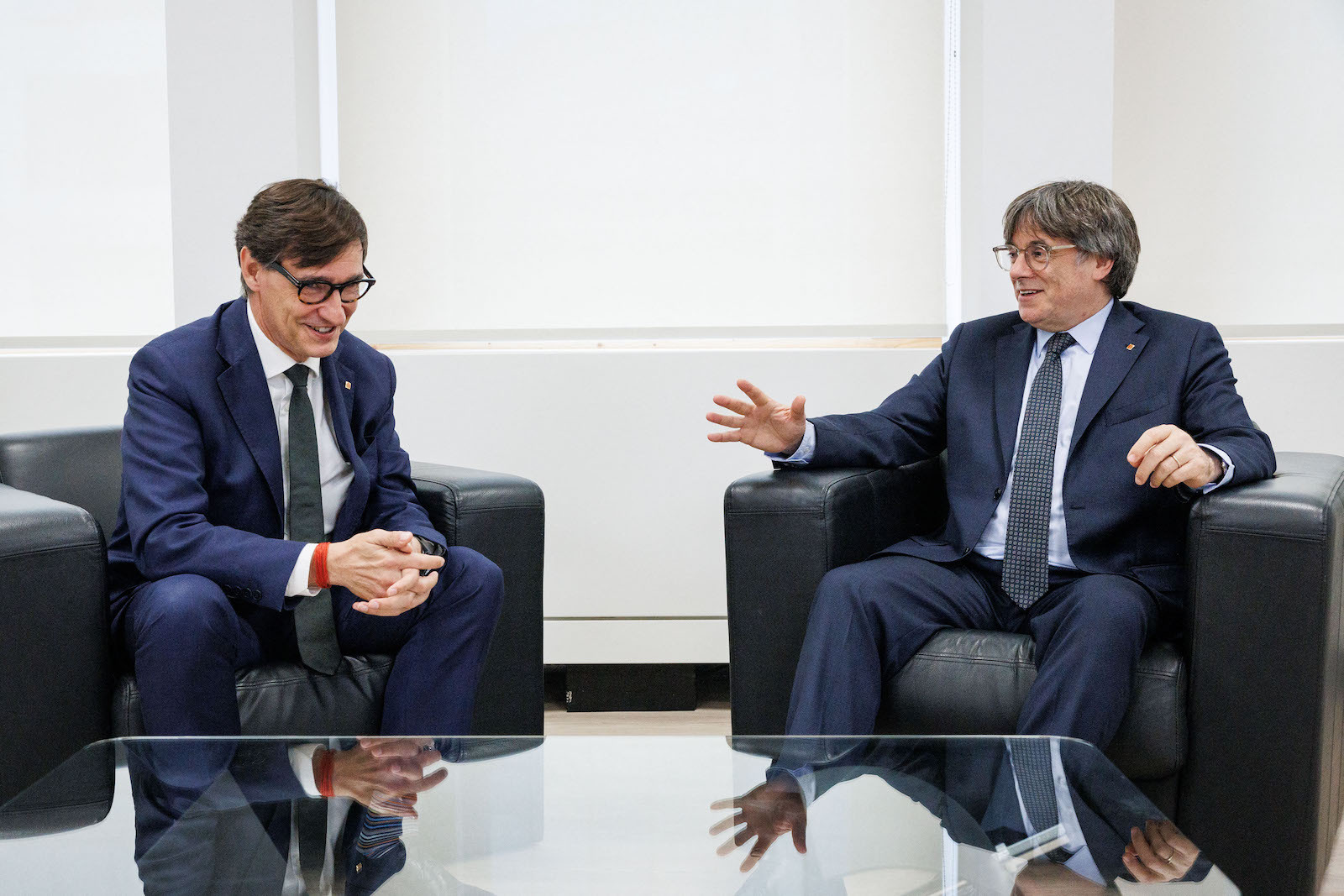 Illa y Puigdemont se mostraron en todo momento muy sonrientes. (Simon WOHLFAHRT | AFP)