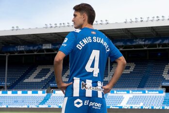 Denis Suárez posa con su nuevo uniforme.