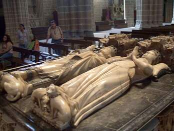 Karlos III.aren eta Leonor Gaztelakoaren hilobiak.