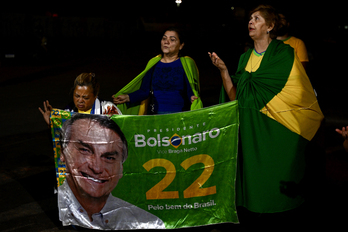 Seguidoras de Bolsonaro rezan en una vigilia ante la casa del expresidente en la víspera del juicio.