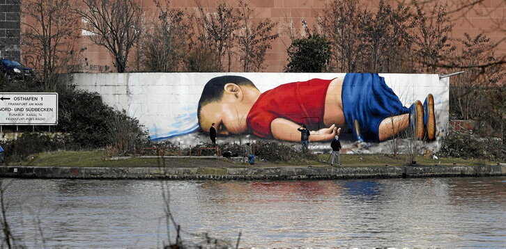Mural en Frankfurt dedicado a Aylan, el niño kurdo que conmovió al mundo de forma lamentablenente transitoria.