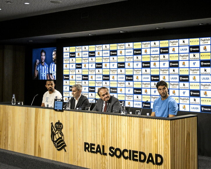 Aperribay y Bretos, en el medio, junto con los jugadores Soler y Herrera.