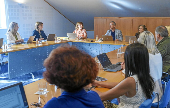 EHUren errektoretza-taldea, atzo, Donostian egindako ikasturteko lehen bileran.