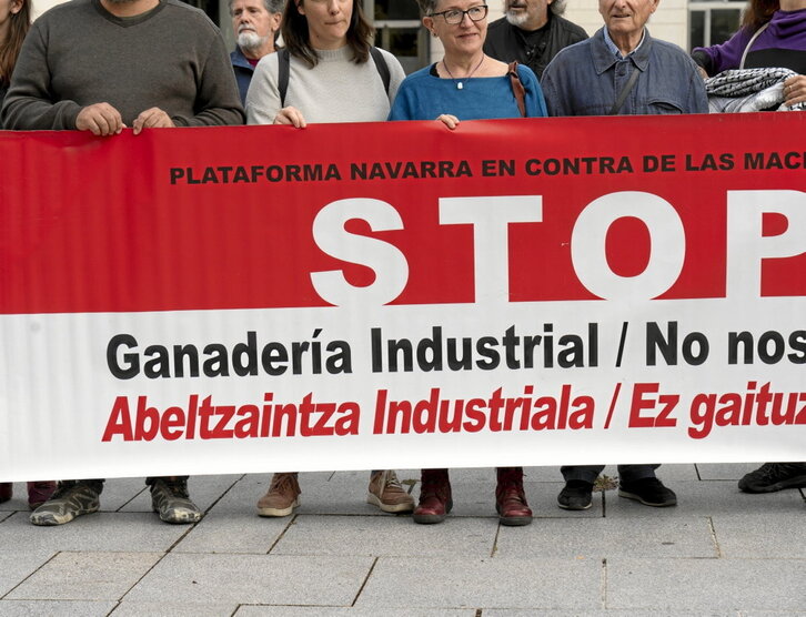 La Plataforma Navarra contra las Macrogranjas se concentró ante el Palacio de Justicia.