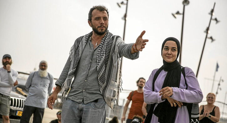 El activista brasileño Thiago de Ávila, junto a otra integrante de la Flotilla.