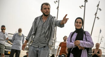 En la página anterior, el activista brasileño Thiago de Ávila, junto a otra integrante de la Flotilla. A la derecha, la voluntaria colombiana Luna, antes de zarpar.