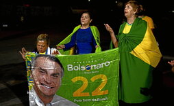 Vigilia de seguidores de Jair Bolsonado ante su domicilio en la víspera del inicio de la fase final del juicio.