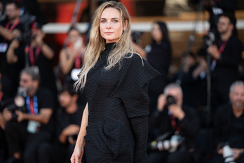 Rebecca Ferguson asiste a la alfombra roja de ‘Una casa llena de dinamita’.