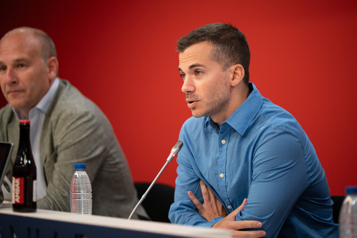 El nuevo secretario técnico de Saski Baskonia, Xevi Pujol, da explicaciones durante su presentación.