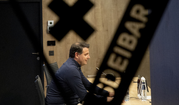 César Palacios en la sala de prensa de Ipurua.