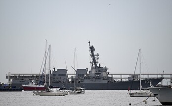 Barco de la Armada de EEUU amarrado en Panamá.