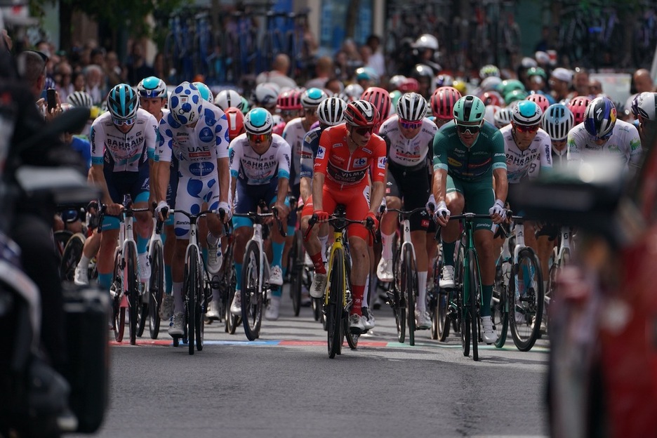 Salida neutralizada del pelotón desde San Mamés. Salida neutralizada del pelotón desde San Mamés.