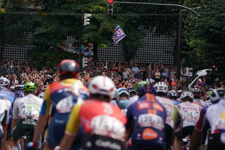 Banderas contra la presencia del equipo Israel–Premier Tech. Banderas contra la presencia del equipo Israel–Premier Tech.