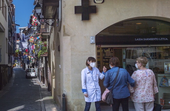 Herriko dendetan erostea bziitzaren eta etorkizunaren aldeko apustua dela nabarmendu du Bermeoko Udalak merkataritzaren aldekeo kapainan.