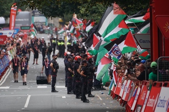 Despliegue de ertzainas en la meta.