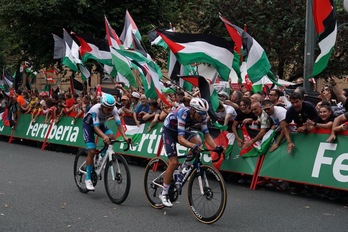 Mikel Landa eta Buitrago, Bilboko lehen helmugatik pasatzen Palestinaren banderen artean.