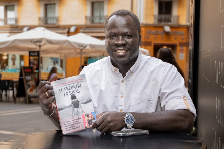 Mamadú Nfamara posa con el libro de Sonia Cámara.