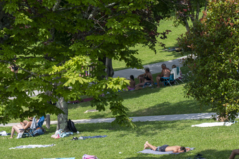 Herritarrak eguzkitan, Aian.