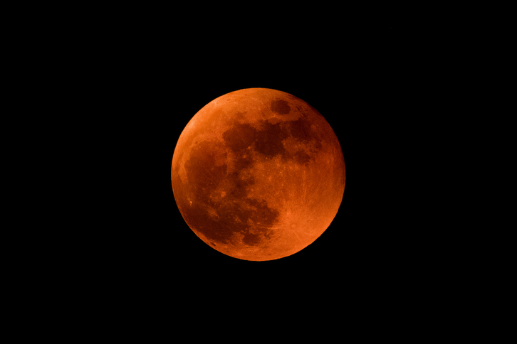 La Luna adquirirá la tradicional tonalidad roja cuando es eclipsada por la Tierra.