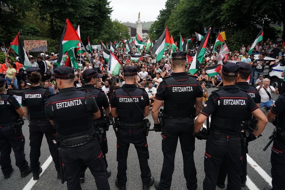 Masiva sentada en la Gran Vía tras suprimirse el final de etapa. Masiva sentada en la Gran Vía tras suprimirse el final de etapa.